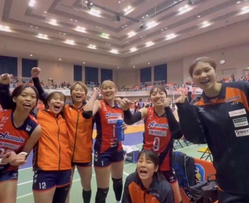  中国女排球员又一人留洋日本 19岁1米97主攻 登球迷签名会封面人物 新闻