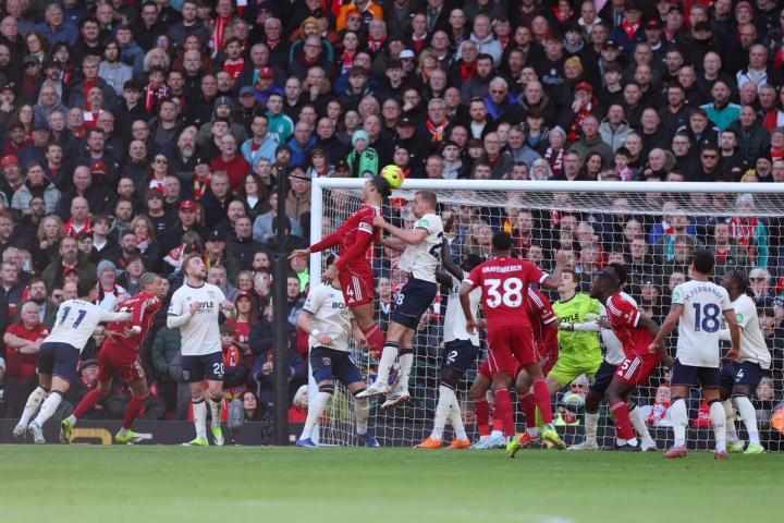  继曼联之后，利物浦是第2支英超上半场通过角球打入3球的球队 新闻