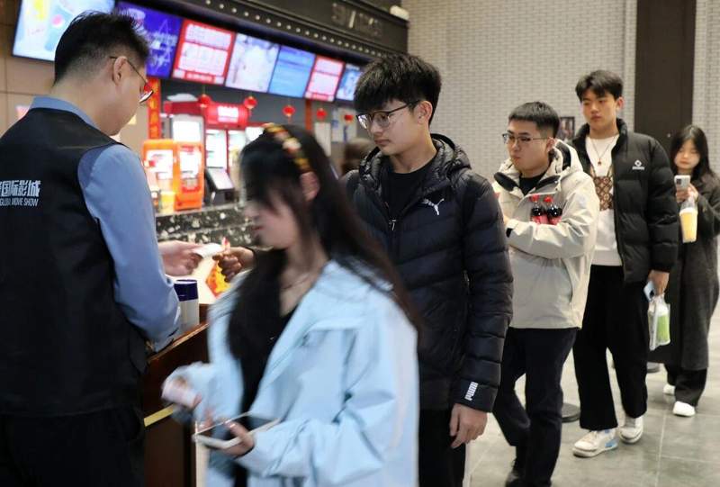  视频丨435万场，春节档观影场次创纪录，票价更惠民！ 新闻
