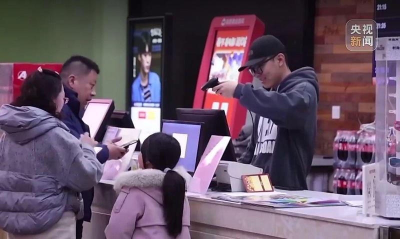  视频丨435万场，春节档观影场次创纪录，票价更惠民！ 新闻