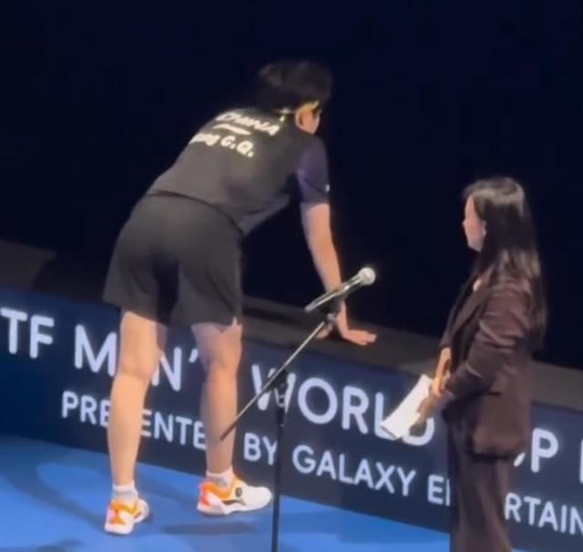  那个撑墙喘气的年轻人，让无数人在深夜里红了眼眶 情感心理