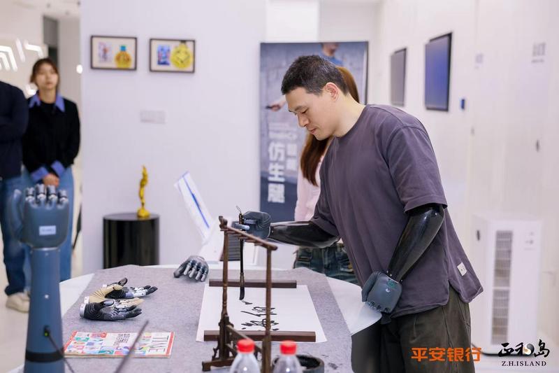  非侵入式脑机接口：从实验室到消费市场的技术突破路径 IT技术