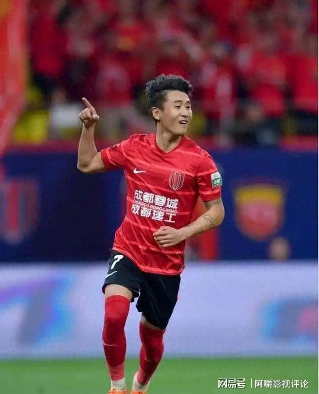  蓉城铁骑的不败密码：战术体系与球员成长的双重突破 体育新闻